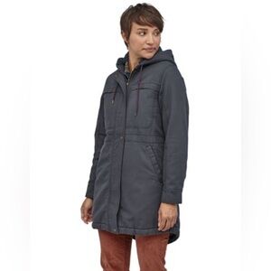 Patagonia, Size Large Women’s Prairie Dawn jacket in Navy Blue